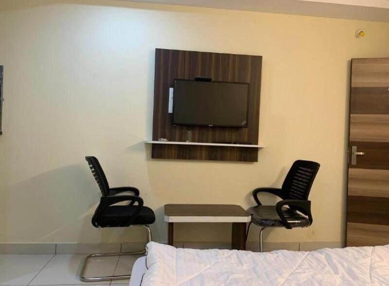 Oyo Flagship 80855 Hotel R Grand Vidzsajavádá Kültér fotó